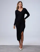 Vestido midi negro tejido en punto rib con escote en V cruzado en capas y tajo lateral.