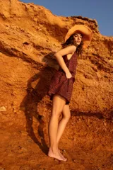 Shorts color chocolate con estampado animal, cintura elastizada, pliegues al frente y bolsillos laterales.