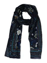 Pañuelo azul navy con estampado floral y bordes geométricos en tonos celestes y blancos.