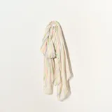 Pashmina rectangular de tejido ligero color crudo con rayas verticales en tonos pastel: rosa, verde y celeste.