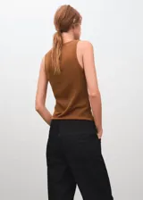 Top de punto fino color marrón, con escote redondo y diseño sin mangas.