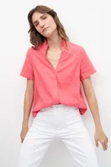 Blusa fucsia de lino con cuello mao y volados, corte recto y mangas cortas.