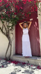 Musculosa blanca de algodón con cuello redondo y bordes en crochet color marrón.