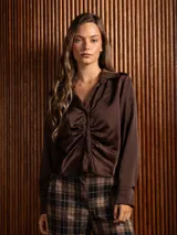 Camisa de seda color marrón chocolate, con cuello clásico, mangas largas y detalle de fruncido central con botones frontales.