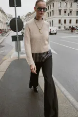 Jersey básico de punto con mezcla de lana y alpaca, de cuello redondo y manga larga.