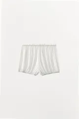 Shorts de tiro medio de tejido pointelle color blanco, con cintura elástica fruncida y diseño abullonado tipo globo en las piernas.