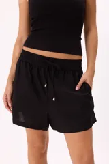 Short negro de lino con cintura elastizada y cordón ajustable.