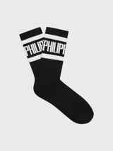 Calcetines deportivos negros con rayas horizontales blancas en el puño y logo de la marca en letras blancas.