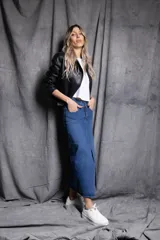 Falda midi de jean azul con abertura frontal y bolsillos.