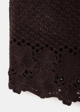 Top musculosa color marrón confeccionado en tejido de punto con diseño calado, cuello redondo y silueta recta.