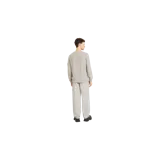 Pantalón chino Stone Island modelo Ghost de corte regular fit, color gris claro, con cierre frontal de botón y cremallera, trabillas para cinturón y detalle de parche distintivo en el lateral.