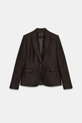 Blazer de cuello solapa y manga larga, con cierre frontal de un botón y bolsillos laterales con solapa. Confeccionado en tejido con mezcla de lino.