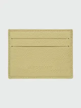 Tarjetero de cuero texturizado color rojo vibrante, con tres ranuras frontales para tarjetas y un cierre metálico decorativo con forma de bambú en tono plateado.