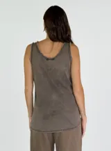 Musculosa blanca de algodón con cuello redondo y sisas con terminación desflecada.