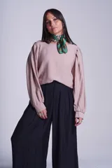 Blusa negra de mangas largas abullonadas y cuello redondo.