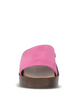 Sandalia tipo slide con capellada de gamuza en color fucsia, con plataforma de poliuretano efecto madera y plantilla de cuero marrón.