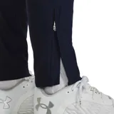 Conjunto deportivo Under Armour Challenger negro, compuesto por campera con cierre y pantalón. Ambos con logo de la marca en color blanco.