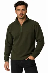 Buzo de polar verde militar, de manga larga, con cuello alto y cierre frontal parcial.