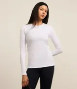 Remera deportiva blanca, de corte ajustado, cuello redondo y mangas largas.