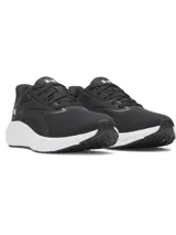 Championes Under Armour modelo Ascend, de color negro con suela blanca. Cuentan con capellada de malla transpirable, amortiguación Charged+ en la mediasuela y el logo de la marca en el lateral y talón.