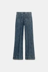 Jeans flare de tiro alto de Zara Woman Collection, en color azul con efecto lavado. Presentan un corte slim en la parte superior y perneras acampanadas con raya planchada al frente y dobladillo ancho. Incluyen cierre frontal con cremallera y botón.