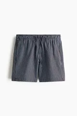 Short de baño de sirsaca a rayas verticales en tonos azul, marrón y celeste, con cintura elástica y cordón ajustable.