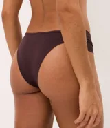 Kit de dos bombachas de bikini Lov confeccionadas en microfibra, de tiro bajo con laterales drapeados y detalle de placa metálica con logo en la parte superior central.