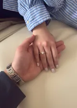 Anillo de plata 925 con diseño de solitario, presenta una zirconia central de corte brillante engarzada en cuatro puntas y detalles de pequeñas zirconias incrustadas en los laterales del aro.