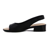 Sandalia negra de Comfortflex con tira ancha y aplique, taco bajo.