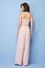 Corset rosado con escote corazón y ballenas verticales.