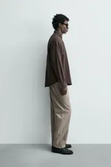 Jeans straight fit de corte recto y tiro medio, confeccionados en denim de algodón con lavado en color gris. Cuenta con cinco bolsillos y cierre frontal con cremallera y botón.