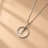Collar de plata 925 con cadena veneciana y dije colgante circular con diseño grabado y una figura en forma de guitarra en su interior.
