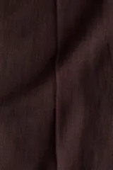 Pantalón sastrero de tiro alto en sarga de mezcla de lino y lyocell, color bordó, con piernas rectas, pliegues delanteros y traseros, bolsillos al bies y presillas para cinto.