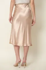 Pollera midi color marrón cobrizo de satén de seda, corte al bies y cintura elastizada.