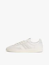 Zapatillas deportivas de estilo vintage confeccionadas en ante, con paneles tonales de texturas a contraste, cierre con cordones y suela cupsole de goma.