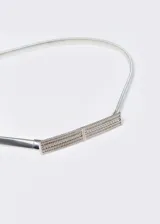 Cinto plateado elastizado con placa metálica con diseño de esferas.