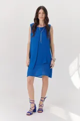 Sandalias de cuero gamuza color marrón con taco cuadrado y tiras finas que se atan al tobillo.