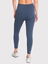 Calza deportiva de tiro alto con largo hasta el tobillo, confeccionada en tejido elástico de color azul profundo, con ajuste regular y diseño sin bolsillos.