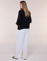 Campera de jean blanca de corte clásico, con cuello solapa, cierre frontal de botones metálicos y bolsillos aplicados con solapa en el pecho.