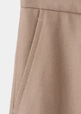 Pantalón Natalie de tiro medio y diseño recto, confeccionado en mezcla de poliéster y lana. Cuenta con bolsillos laterales, bolsillos posteriores de ribete y cierre frontal oculto con botón, gancho y cremallera.