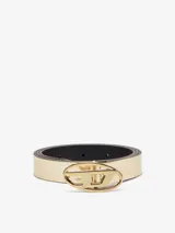 Cinturón rosa metalizado con hebilla metálica ovalada con el logo de la marca.