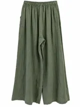 Pantalón ancho de lino color verde militar, con cintura elástica fruncida, bolsillos laterales y detalle de botones en los tobillos.