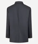 Blazer de sastrería color gris oscuro, con cuello solapa, cierre frontal de un botón y bolsillos laterales con tapa. Presenta un diseño estructurado con mangas largas y forro interno.