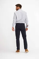 Pantalon de gabardina color beige, de corte recto y estilo chino, con bolsillos laterales y traseros.