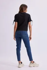 Pantalón de jean tipo skinny en color azul oscuro, de corte ajustado y tiro medio.