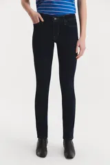 Jean de corte slim straight en color azul oscuro, con diseño clásico de cinco bolsillos y costuras en contraste. Presenta un ajuste entallado en la cadera y muslos con pierna recta.