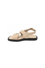 Sandalias planas de cuero color negro, con tiras cruzadas en el empeine, diseño abierto y tira en el talón con hebilla metálica dorada para ajuste.