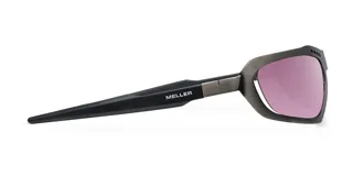 Lentes de sol de diseño envolvente con montura de acero inoxidable en color gunmetal y lentes de nylon color violeta. Presentan un diseño deportivo con detalles perforados en la parte superior del marco y patillas de acetato.