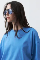 Remera de manga corta con calce relajado y cuello redondo, confeccionada en algodón liso de color azul.