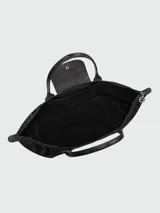 Bolso de mano Longchamp modelo Le Pliage One talla L, de diseño clásico trapezoidal en color negro, con asas superiores y solapa de cuero texturizado.